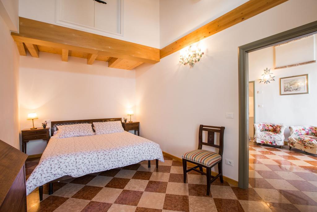 Le Camerine Apartment Water Front ตอสโกลาโน มาแดร์โน ภายนอก รูปภาพ